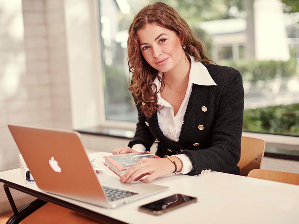 studente nautische opleiding isabel achter haar laptop