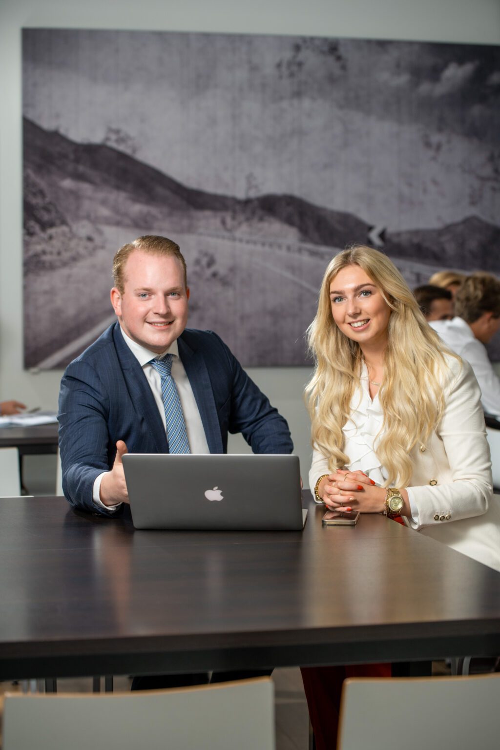 hbo innovation studenten met laptop en boeken